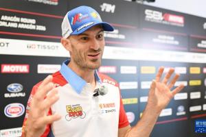 新华社专访张雪机车德比斯：我每年都能亲眼看到中国摩托车在进步