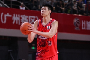 戏份不多！徐昕全场3投2中得到5分3篮板1抢断 有一记精彩扣篮