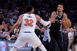 文班：尼克斯最不同之处在于永不放弃 即使落后扔会奋起直追