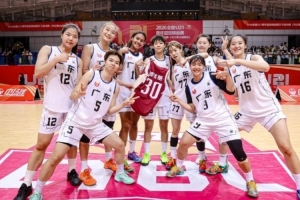 登顶加冕！广东U21女篮众志成城奋勇作战 以不懈拼搏收获冠军荣誉