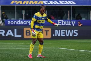 记者：利兹联对铃木彩艳很感兴趣，维拉也有意这位门将