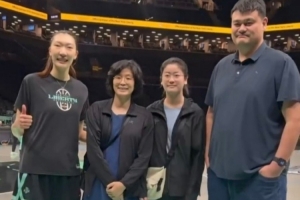 姚明携妻子女儿现身纽约 观战自由人并和韩旭合影