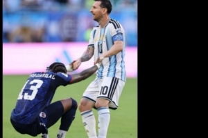 特拉布宗官推晒梅西拉起佛得角球员卡布拉尔：Respect
