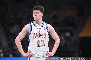 直播吧：新疆男篮与阿不都沙拉木签订为期三年顶薪续约合同