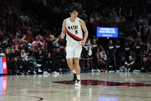开拓者自媒体：杨瀚森勾手证明有技术 减速欧洲步能否在NBA施展？