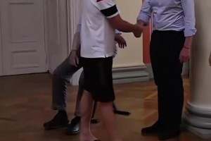 松弛感拉满！吕尔松穿人字拖在王宫接受挪威国王接见，还社媒晒照